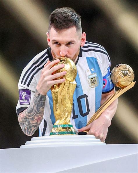 messi kissing world cup trophy